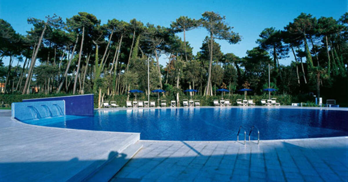 Een foto van het zwembad bij TH Tirrenia Green Park Resort