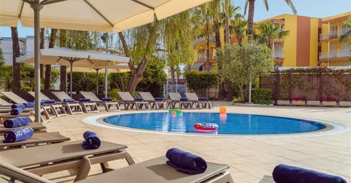 Een foto van het zwembad bij H10 Cambrils Playa