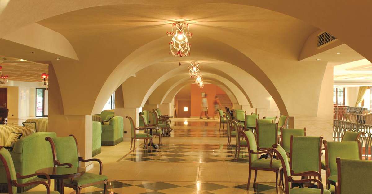 Een foto van het interieur van Roda Beach Resort & Spa