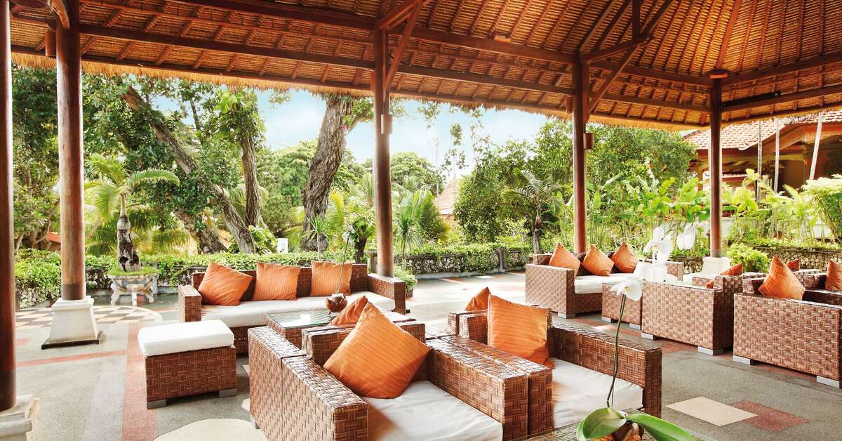 Een foto van het terras bij Bali Tropic Resort & Spa