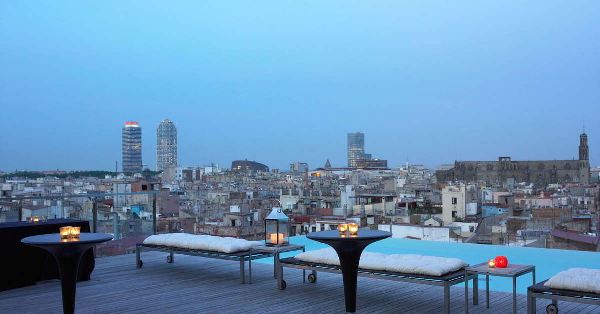 Een foto van het zwembad bij Grand Hotel Central Barcelona