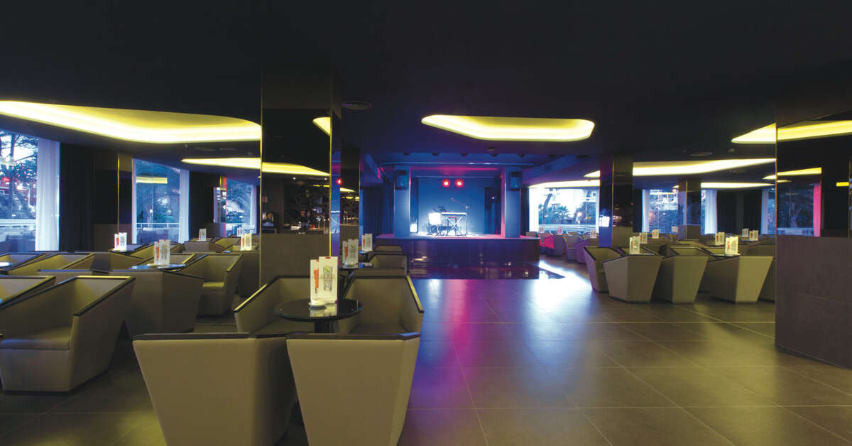 Een foto van het interieur van Riu Bravo