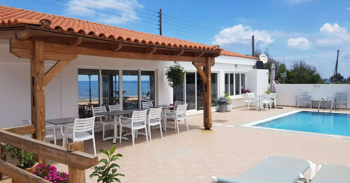 Een foto van het terras bij Kasapakis Aparthotel