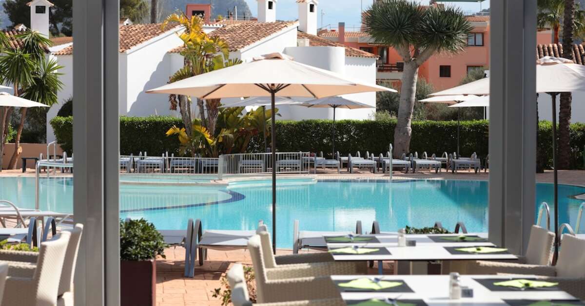 Een foto van het zwembad bij La Pergola Aparthotel