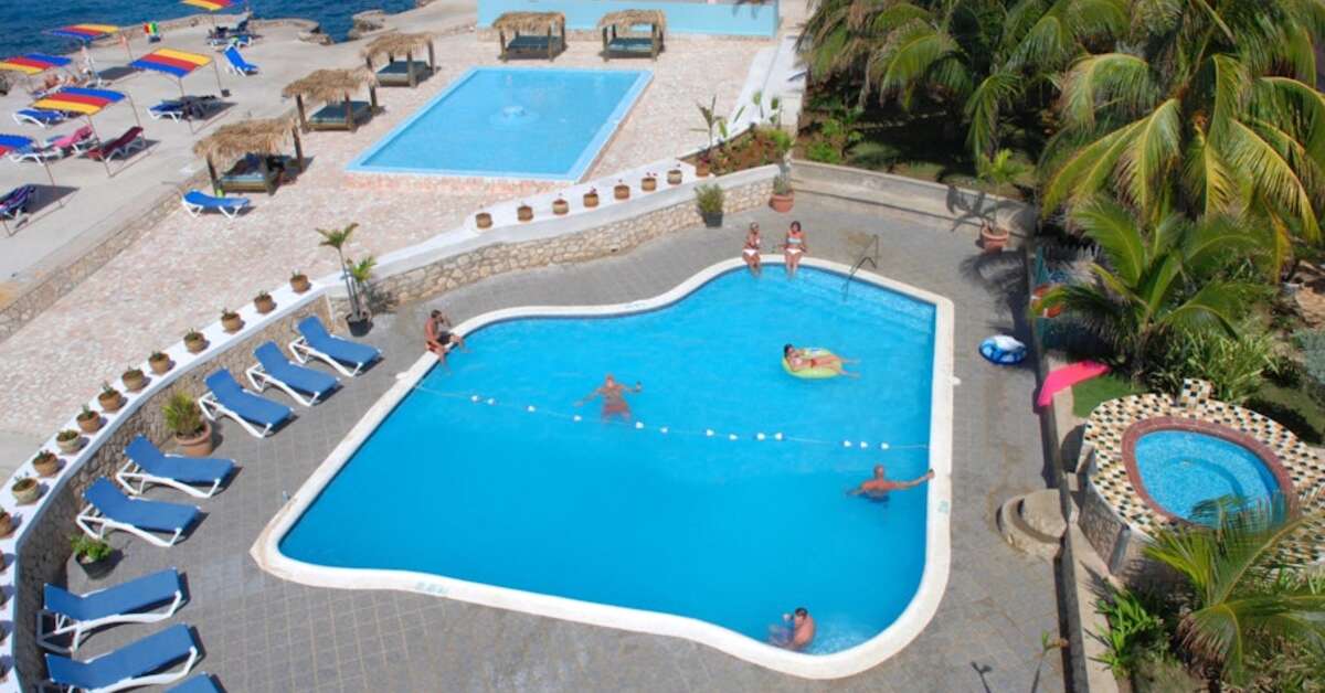Een foto van het zwembad bij Samsara Cliff Resort