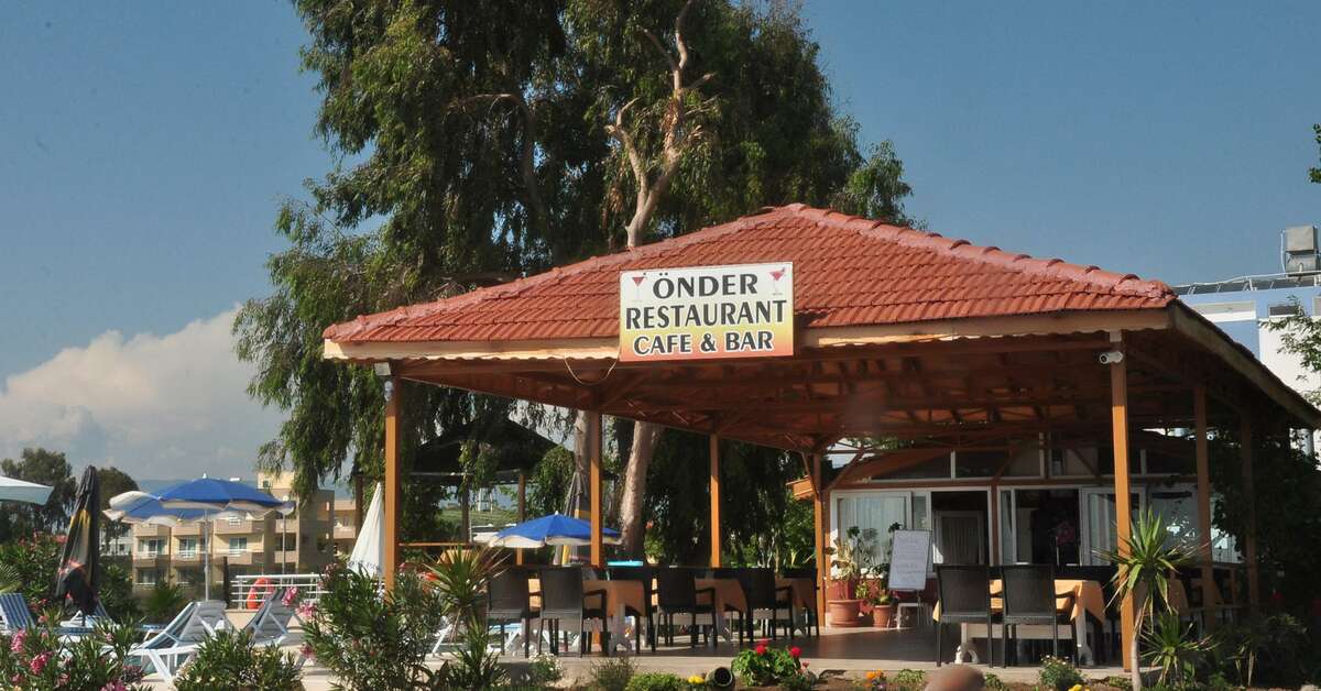Een foto van het terras bij Onder Hotel