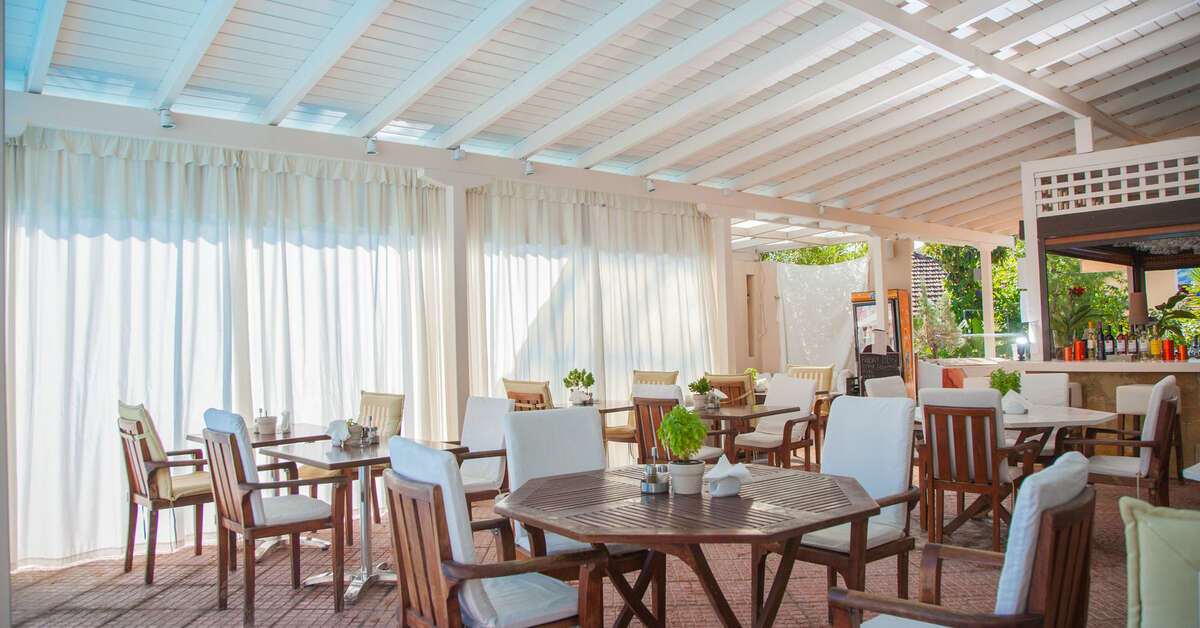 Een foto van het terras bij Hotel George