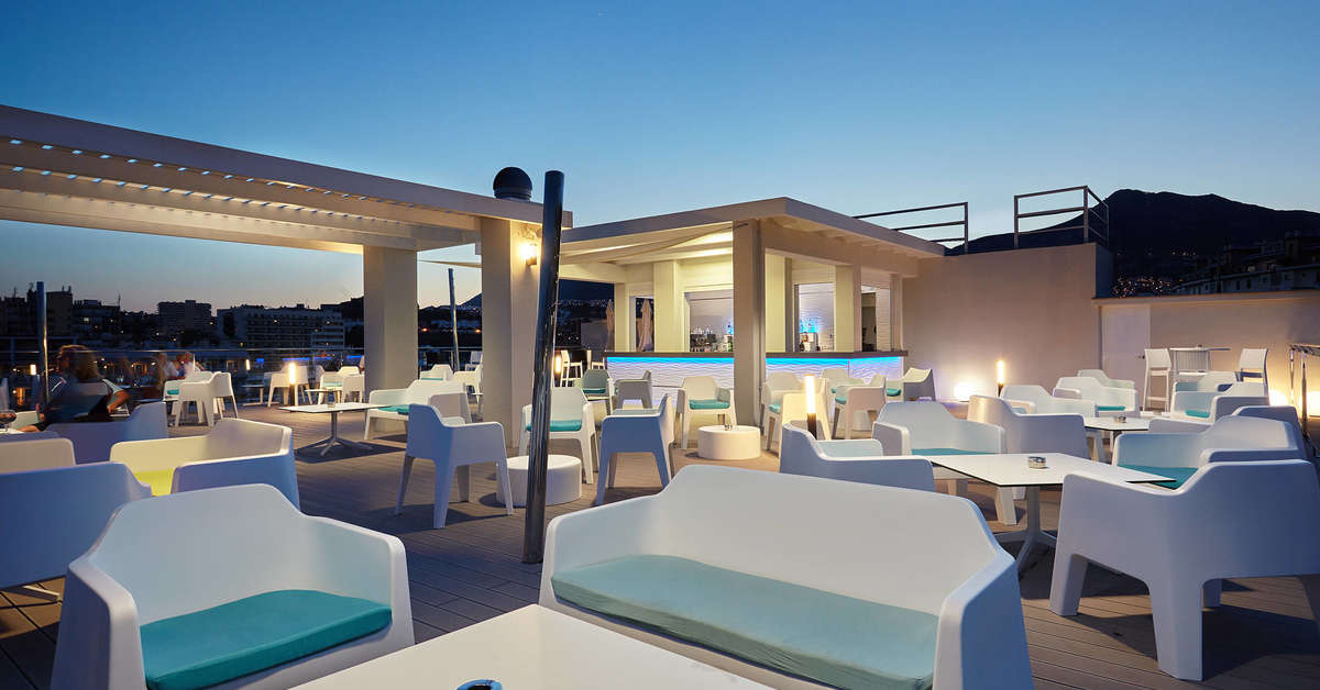 Een foto van het terras bij Las Arenas Affiliated by Melia