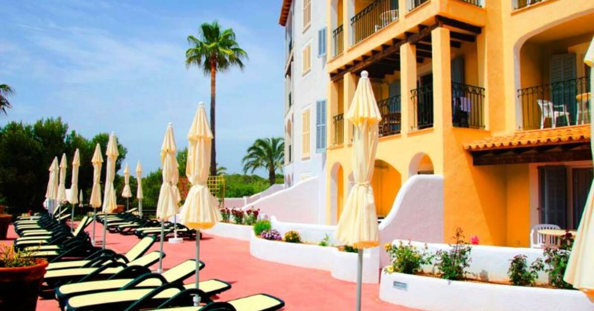 Een foto van het terras bij Ona Cala Pi Club Aparthotel