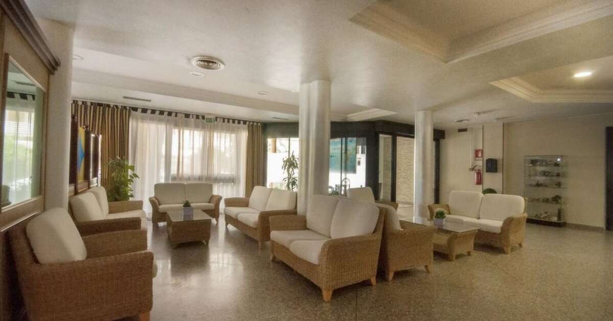 Een foto van het interieur van Rina Hotel