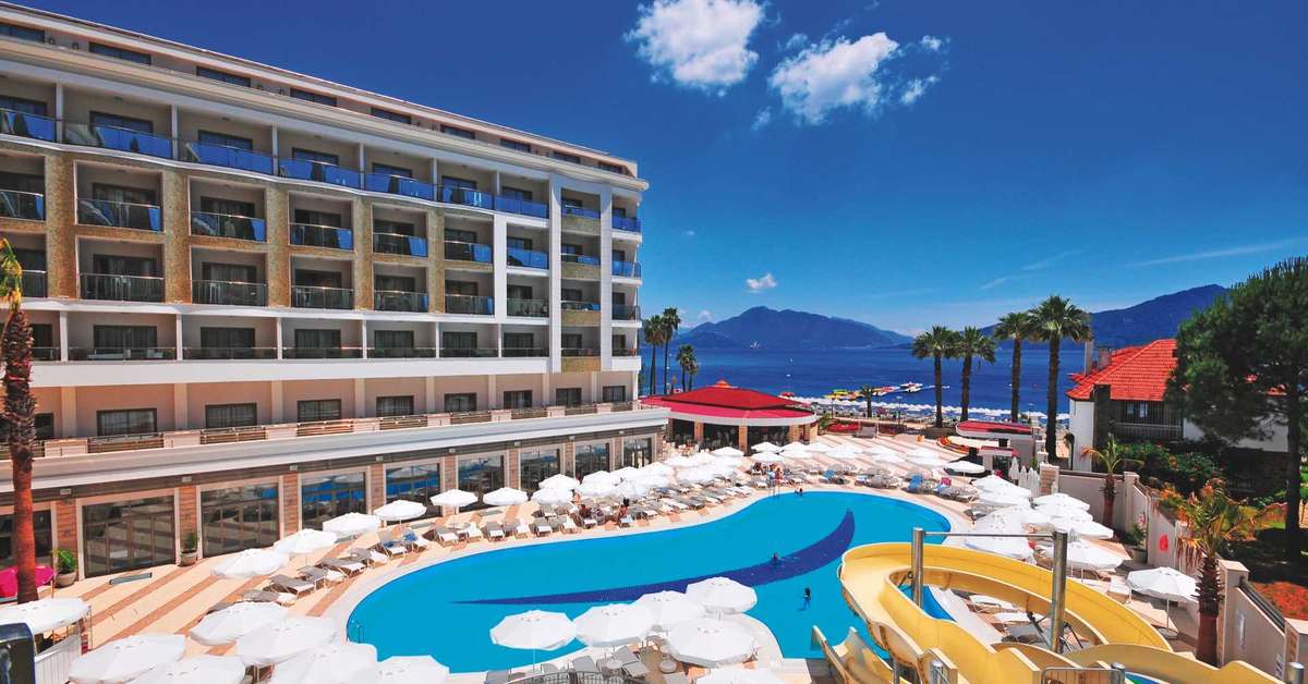 Een foto van het zwembad bij Hotel Golden Rock Beach