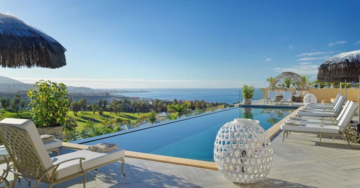 Een foto van het zwembad bij Royal River Luxury Hotel