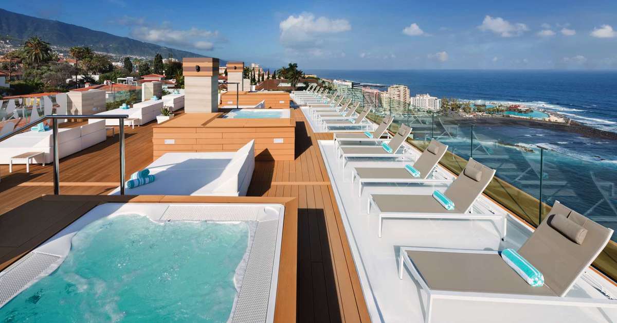 Een foto van het zwembad bij Atlantic Mirage Suites & Spa