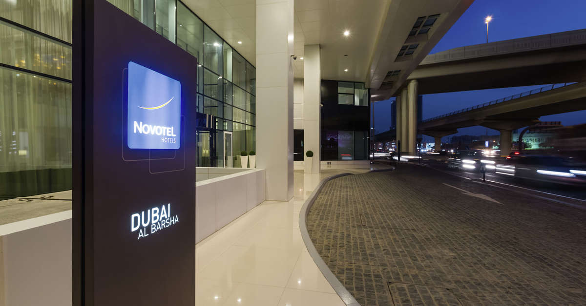 Een foto van de buitenkant van Novotel Dubai Al Barsha