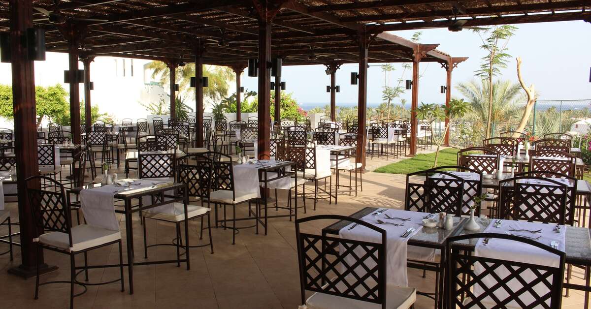 Een foto van het terras bij Naama Bay Hotel