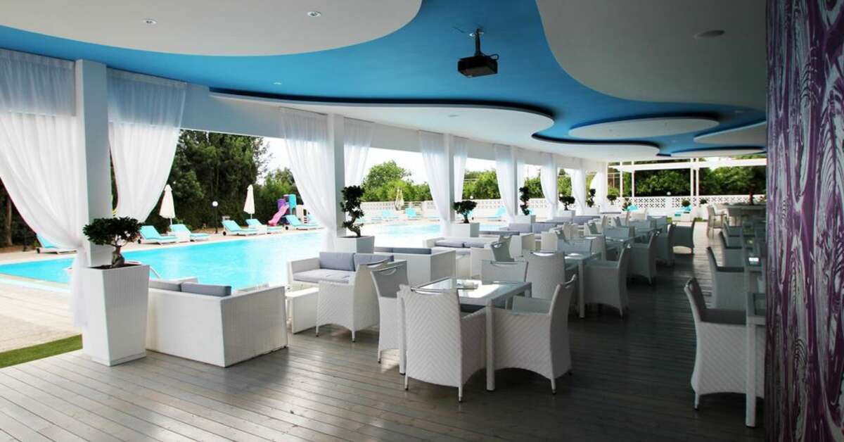 Een foto van het terras bij Sveltos Hotel