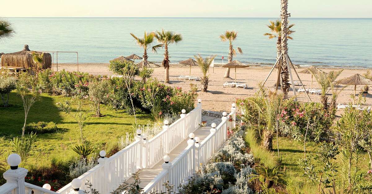 Een foto van het strand bij Flora Garden Beach Hotel