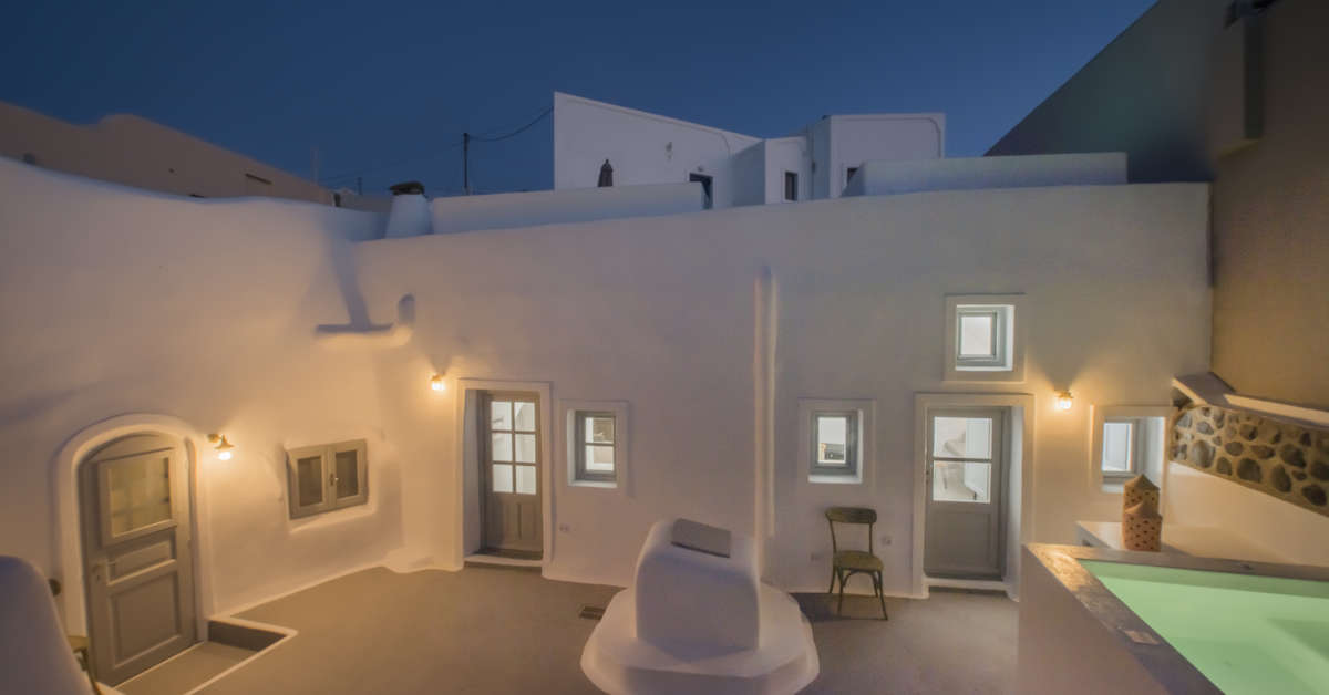 Een foto van de buitenkant van Aqua Serenity Santorini Luxury Suites