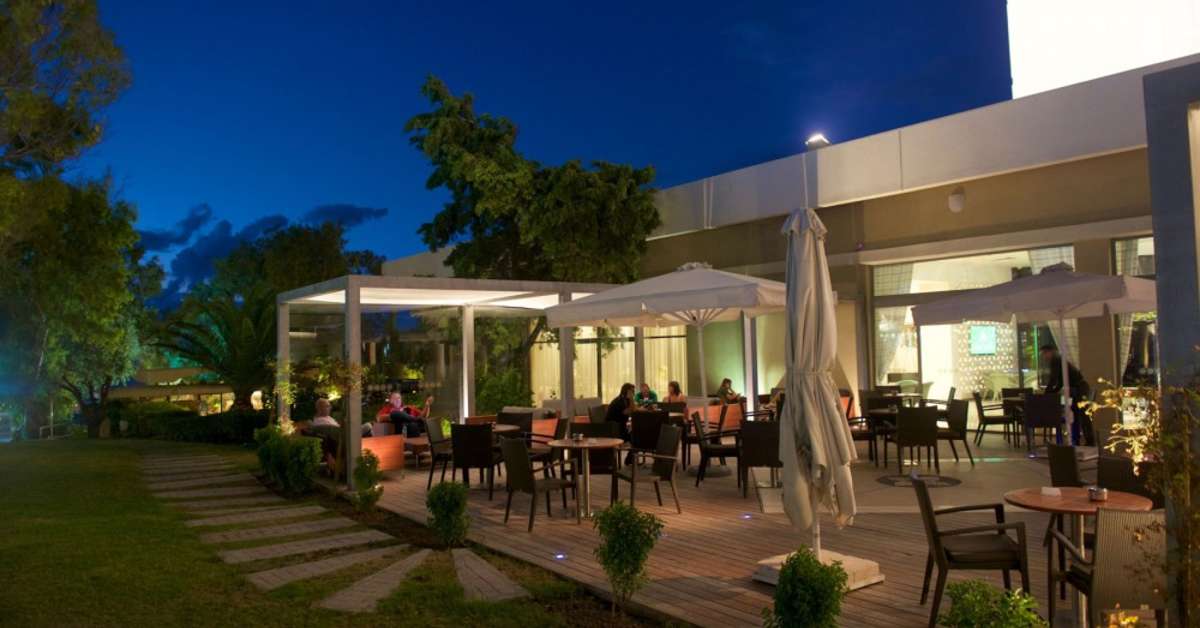 Een foto van het terras bij Rodos Palace Resort
