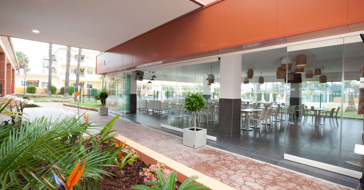 Een foto van de buitenkant van Appartementen Vitor's Plaza