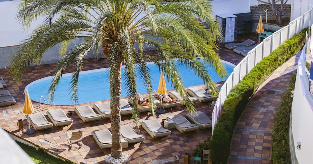 Een foto van het zwembad bij Las Jacarandas Beach