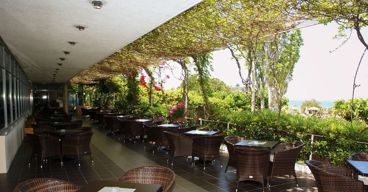 Een foto van het terras bij Mediterranee Hotel