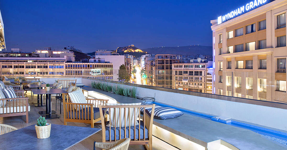 Een foto van de buitenkant van Zeus Essence Wyndham Athens Residence