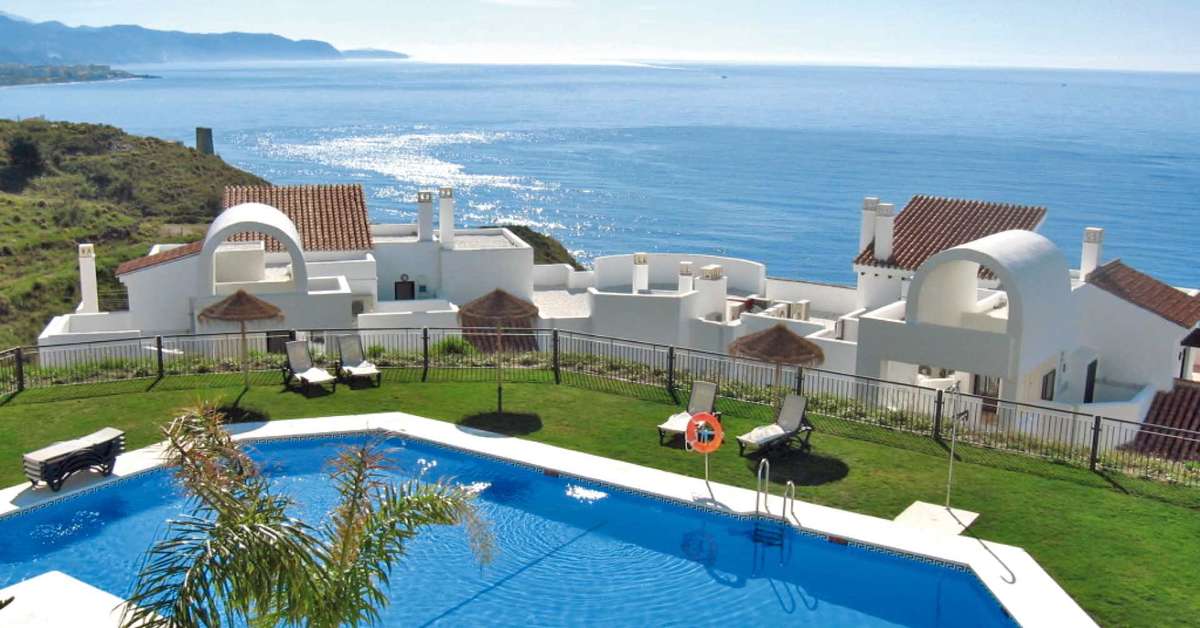 Een foto van het zwembad bij Olee Nerja Holiday Rentals