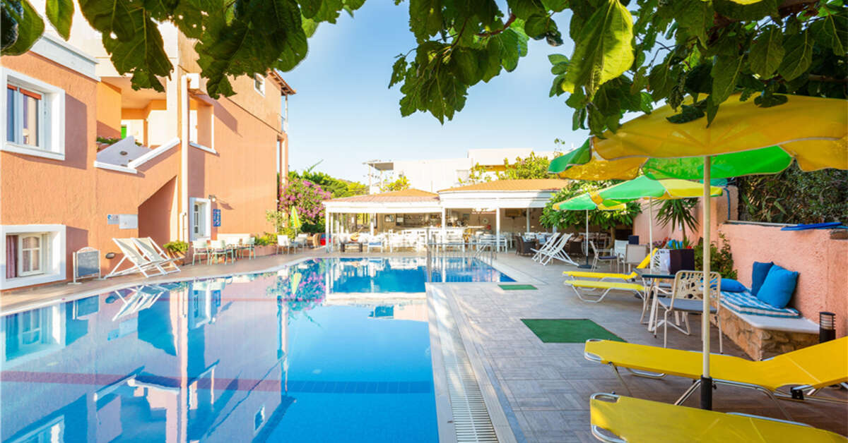 Ein Foto vom Pool im Ormos Atalia Village