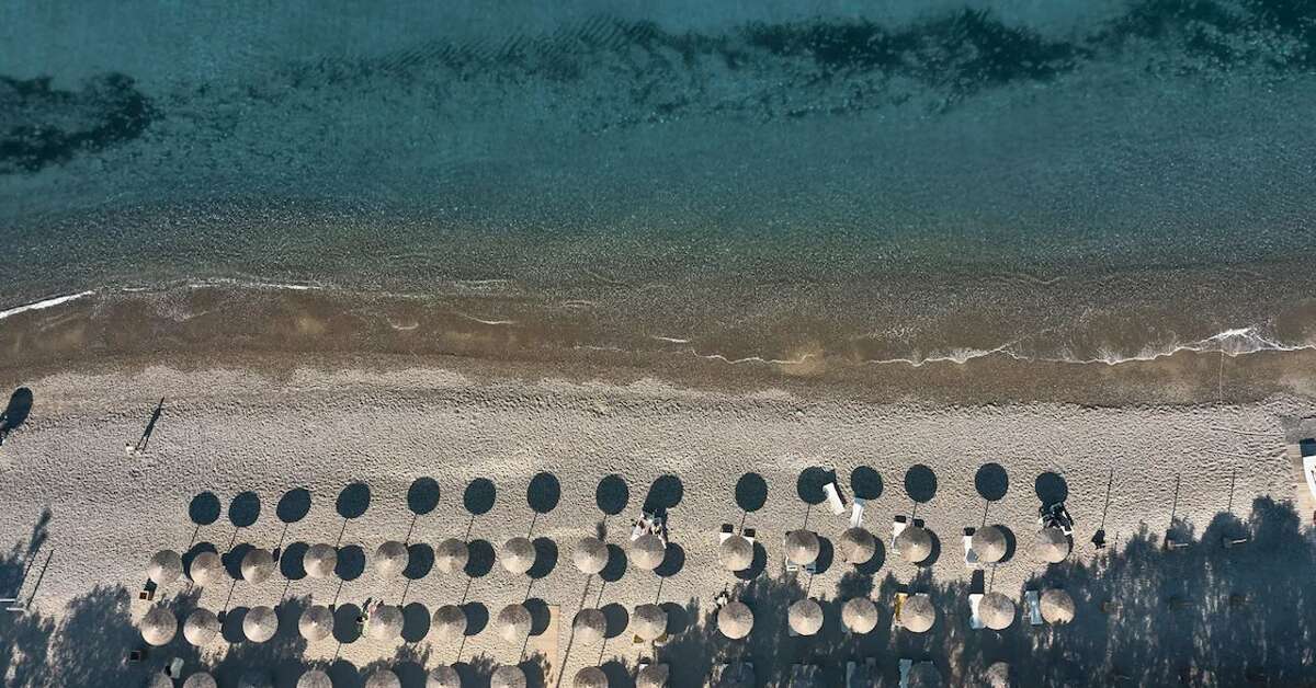 Een foto van het strand bij Theros All Suite Hotel