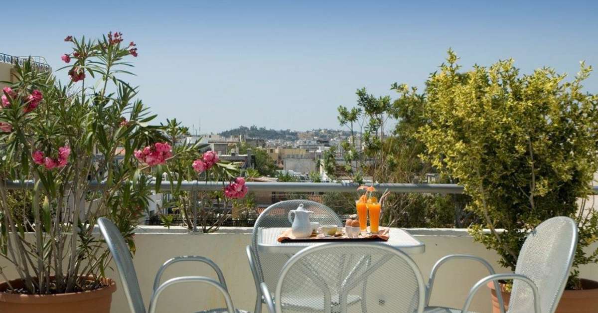 Een foto van het terras bij Hermes Hotel Athene