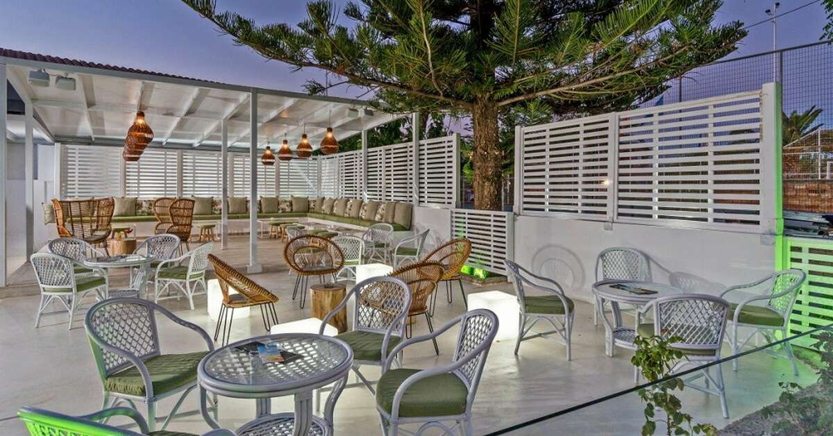 Een foto van het terras bij Happy Days Hotel