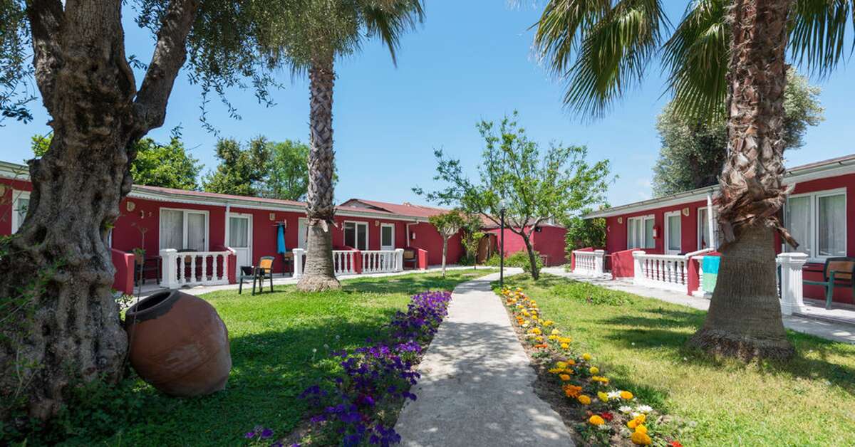 Een foto van de buitenkant van Altinkum Bungalows