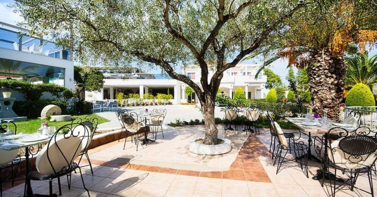 Een foto van het terras bij Chrousso Village Hotel