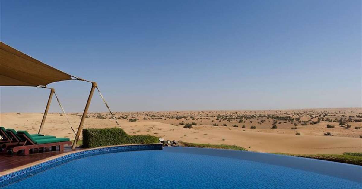 Een foto van het zwembad bij Al Maha Resort