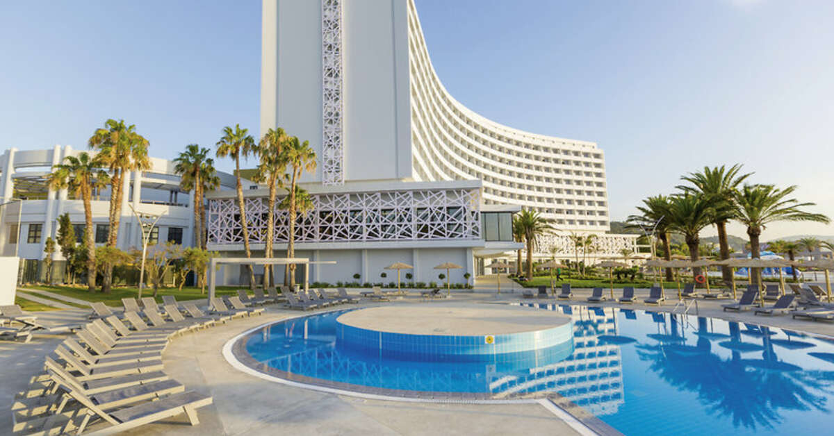 Een foto van het zwembad bij Akti Imperial Deluxe Spa & Resort