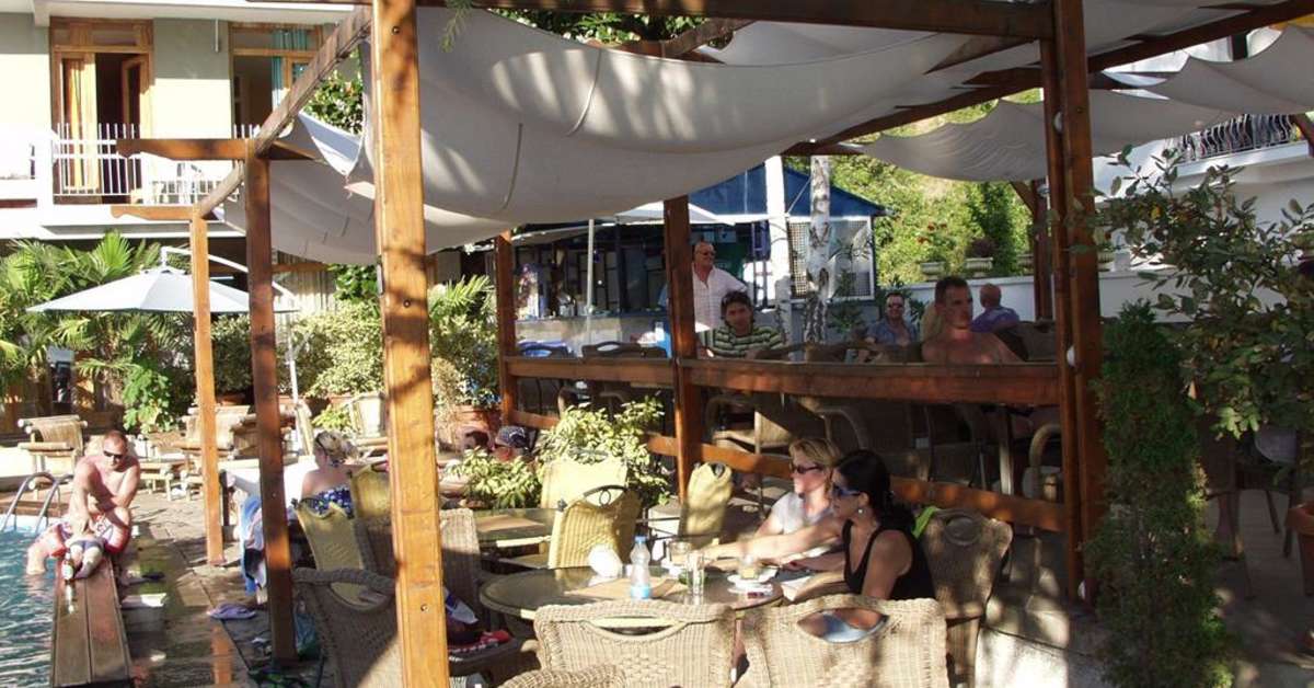 Een foto van het terras bij Villa Dionis