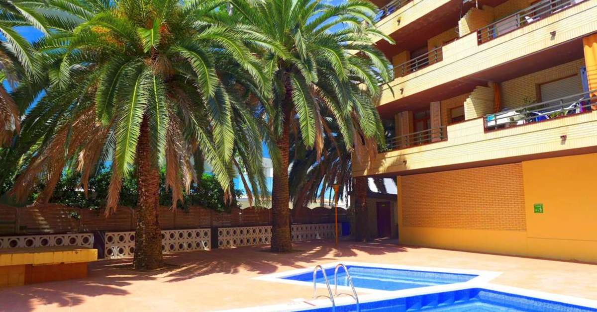 Een foto van het zwembad bij Azahar Salou Appartementen