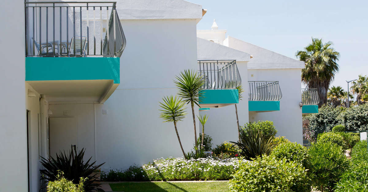 Een foto van de buitenkant van Bayside Salgados Appartementen