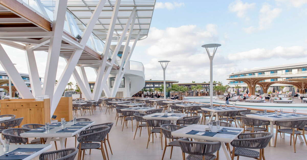Een foto van het terras bij Lyttos Mare