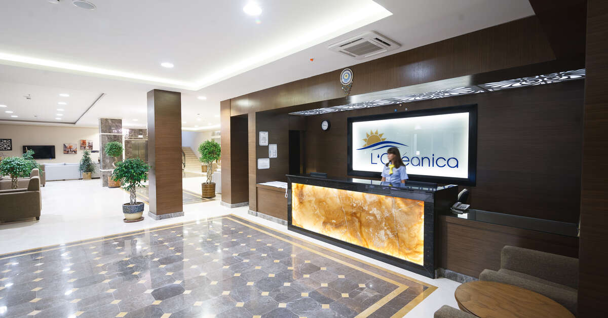 Een foto van het interieur van L'Oceanica Beach Resort