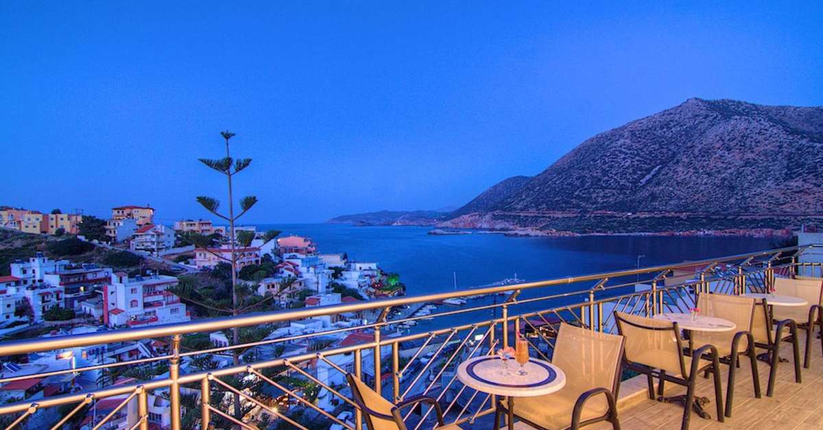 Een foto van het terras bij Aparthotel Athina