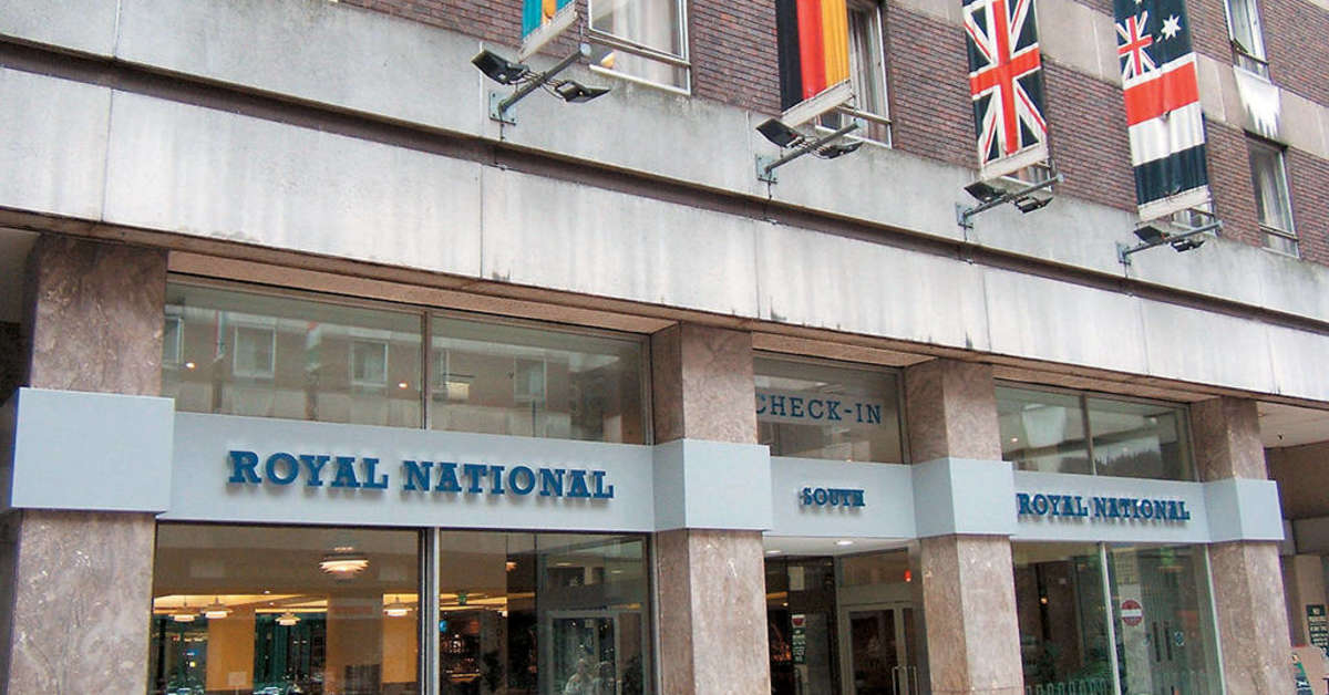 Een foto van de buitenkant van Royal National Hotel