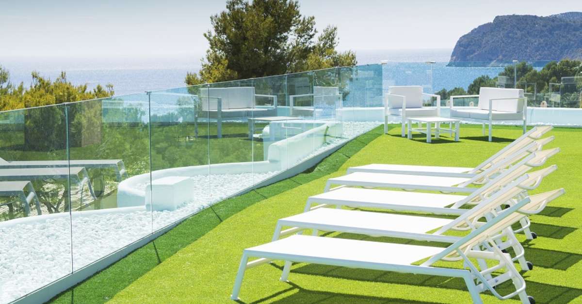 Ein Foto von der Terrasse im Hilton Mallorca Galatzo