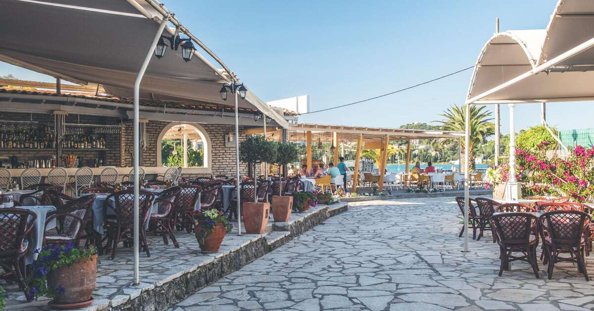 Ein Foto von der Terrasse im Iliada Beach Hotel