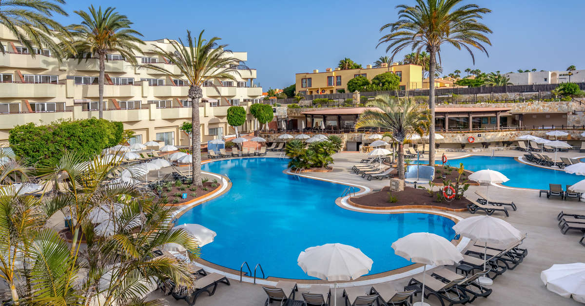 Een foto van het zwembad bij Barcelo Corralejo Bay