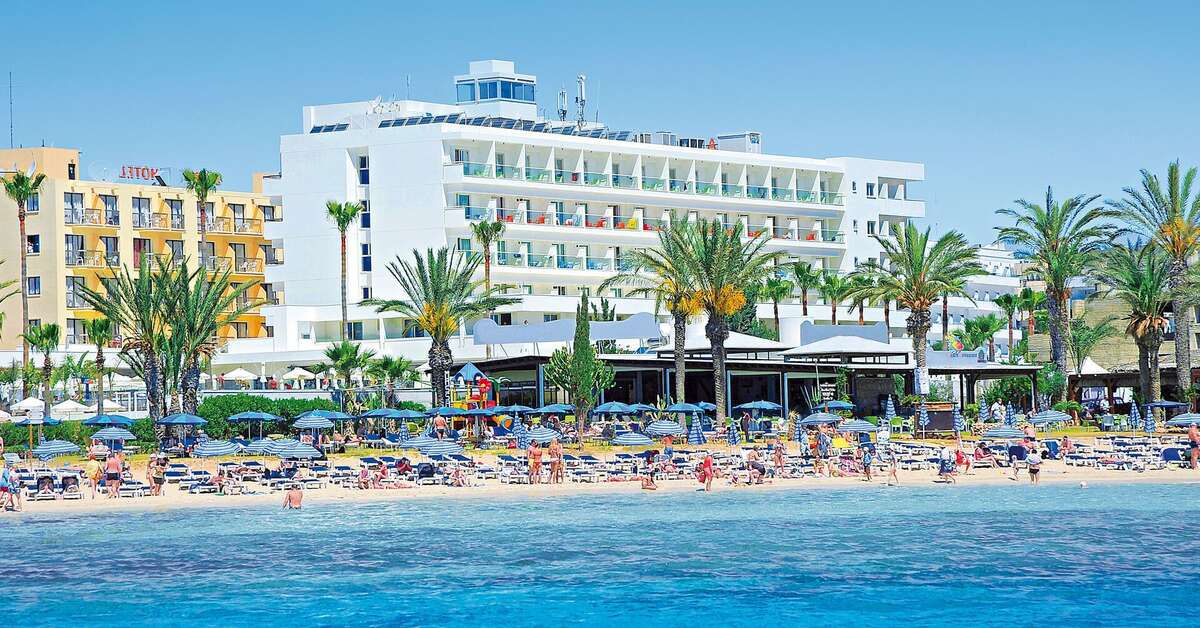 Ein Foto von der Außenansicht des Hotel Nelia Beach