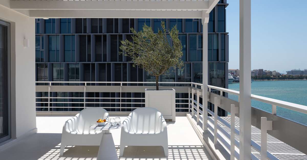 Een foto van Port Tower Piraeus