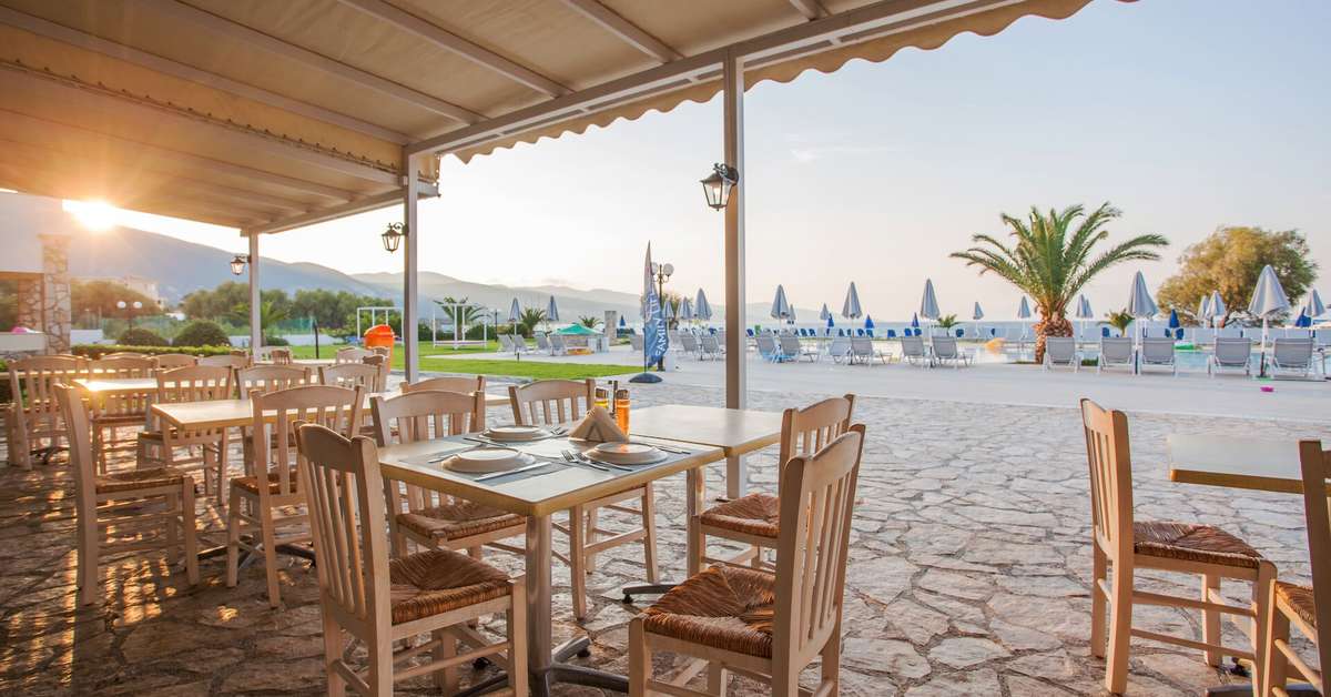 Een foto van het terras bij Alykanas Village Resort