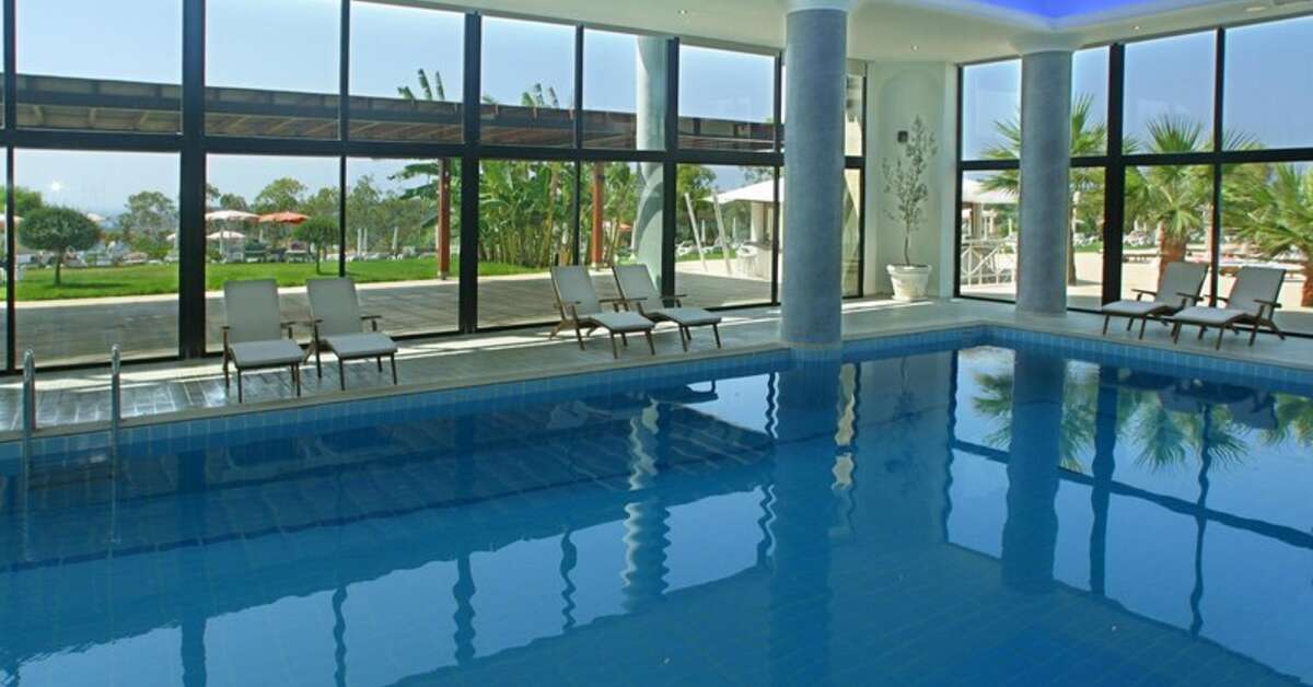 Een foto van het zwembad bij Grecian Park Hotel